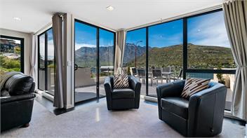Panoramic Peaks: 3BR Home with Lake Vistas - Queenstown
