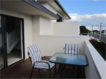 Omanu Beach Family Home -