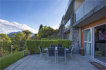 Alpine Village Lakefront Apartment - Queenstown