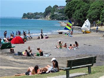 Gem by the Sea 2 Min Walk to Beach & Cafes - Auckland