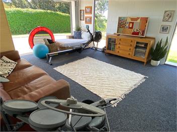 Sully’s Beach House. Spa, sauna, mini gym: 45 seconds to beach. Sleeps 7 - Mt Maunganui