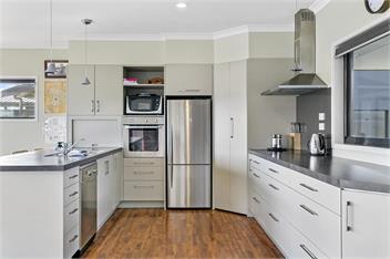 Spacious Lakefront Escape - Taupo