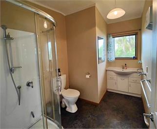 Cosy crib - amazing views, family fun, right by surf beach - Kaka Point