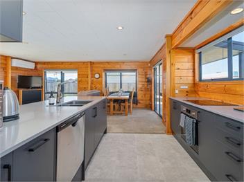 Seabreeze Surf House (Bachcare) - Whitianga