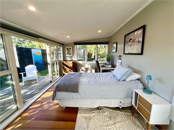 Sunny home with self-contained cabin - Napier