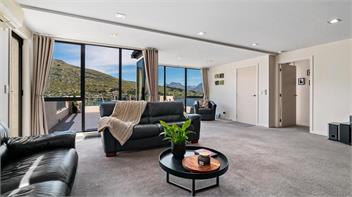 Panoramic Peaks: 3BR Home with Lake Vistas - Queenstown