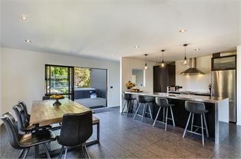 Riverside Retreat - spa pool, table tennis, riverside! - 