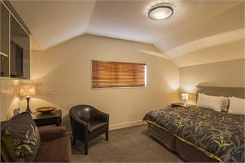 Alpine Village Lakefront Apartment - Queenstown
