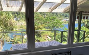 Couples Getaway-Lake Edge with private jetty- Okere Falls -