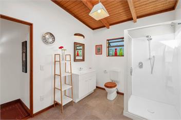 Treetop Hideaway (Bachcare) - Taupo Central