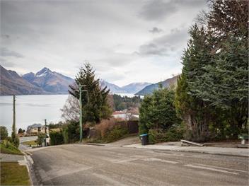 Lake and Mountain Views (Bachcare) - Queenstown