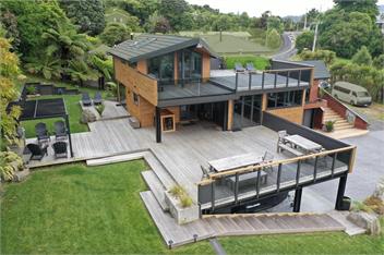 Lake Tarawera Lake Edge Retreat- JETTY - Rotorua.
