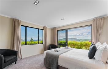 Scenic Solitude - Spa-pool, Lake and Mountain Views - Taupo
