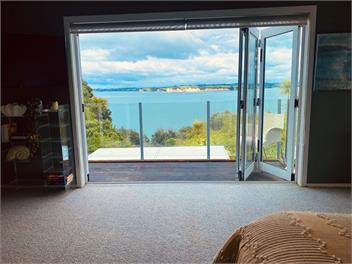 Cliff top spectacular sea views pool / hot tub - Auckland