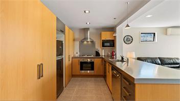 Panoramic Peaks: 3BR Home with Lake Vistas - Queenstown