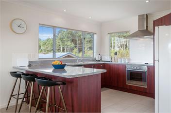 Adventure Sika - Relax on the deck with views - Taupo