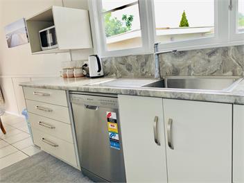 Large Sunny Home Close to It All - Relax & Explore - Nelson