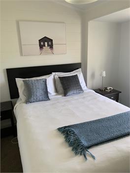 Couples Getaway-Lake Edge with private jetty- Okere Falls -