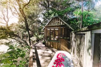 Magic Cottage - secluded and chic romantic retreat - *ROMANTIC PACKAGES!* - Kerikeri