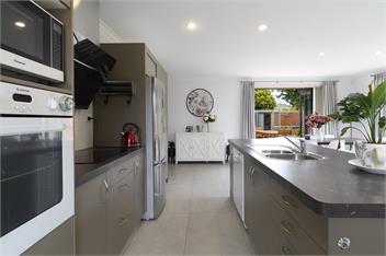 A Beach Hive at Papamoa Beach - 4 bedrooms - Tauraga