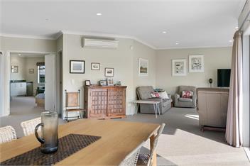 Spacious Lakefront Escape - Taupo