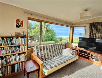 Cosy crib - amazing views, family fun, right by surf beach - Kaka Point