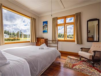 MJ's Retreat, Tongariro Alpine Crossing Special - Ohakune