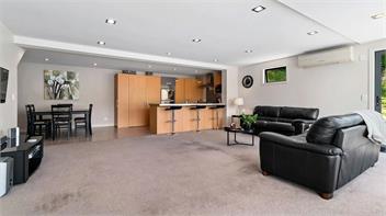 Panoramic Peaks: 3BR Home with Lake Vistas - Queenstown
