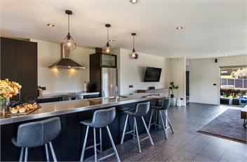 Riverside Retreat - spa pool, table tennis, riverside! - 