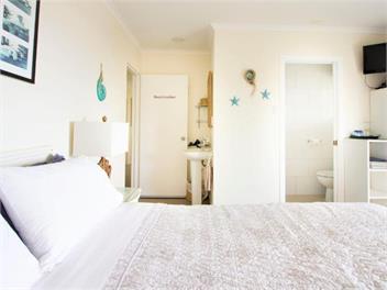 The Beachcomber B&B room - Mangawhai Heads