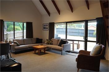 House handy to lake and township - Wanaka