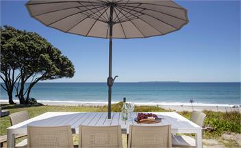 The Beachhouse- absolute beachfront! - Papamoa Beach