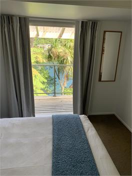 Couples Getaway-Lake Edge with private jetty- Okere Falls -