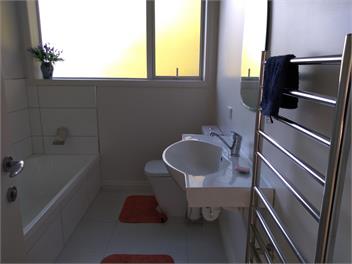 No additional fees! Quiet location with views and public transport - Wellington