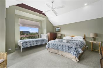 Great for families & groups, walk to town & lake - 