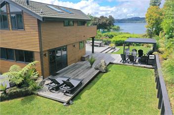 Lake Tarawera Lake Edge Retreat- JETTY - Rotorua.