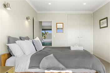 Spacious Lakefront Escape - Taupo