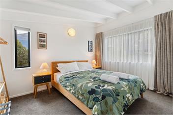 Lake and Mountain Views (Bachcare) - Queenstown