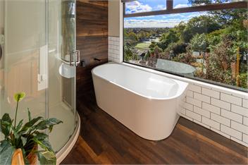 Architecturally-Designed Retreat with Spectacular Views - Christchurch