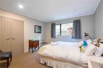 Stunning Lake and Mountain Views - Queenstown