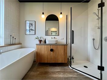 Sunny home with self-contained cabin - Napier