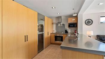 Panoramic Peaks: 3BR Home with Lake Vistas - Queenstown