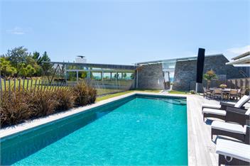 Kina Retreat - Main House with Pool Access -