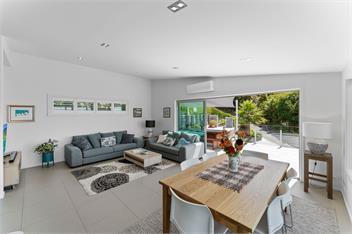MODERN HILL TOP HOUSE | Amazing Views & Space | Sleeps 10 -