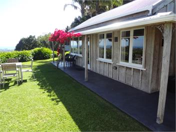 "PAPAMOA COUNTRY COTTAGE" -