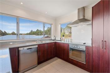Adventure Sika - Relax on the deck with views - Taupo