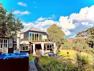 Cliff top spectacular sea views pool / hot tub - Auckland