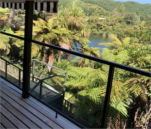 Couples Getaway-Lake Edge with private jetty- Okere Falls -