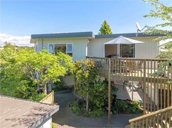 Family at Wharewaka (Bachcare) - Wharewaka