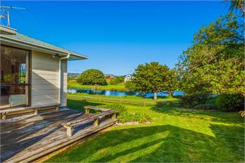 Waikanae Waves (Bachcare) - Waikanae Beach